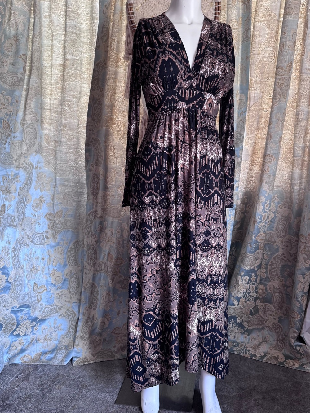 Verónica m. Long Sleeve V-Neck Printed Maxi Dress in Black and Taupe